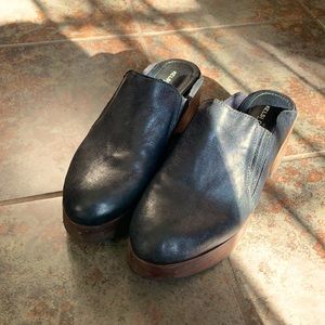 Kelsi Dagger black leather Clogs